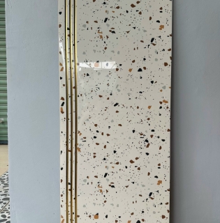 Gạch cầu thang 47x120 mè trắng khắc kim sang trọng