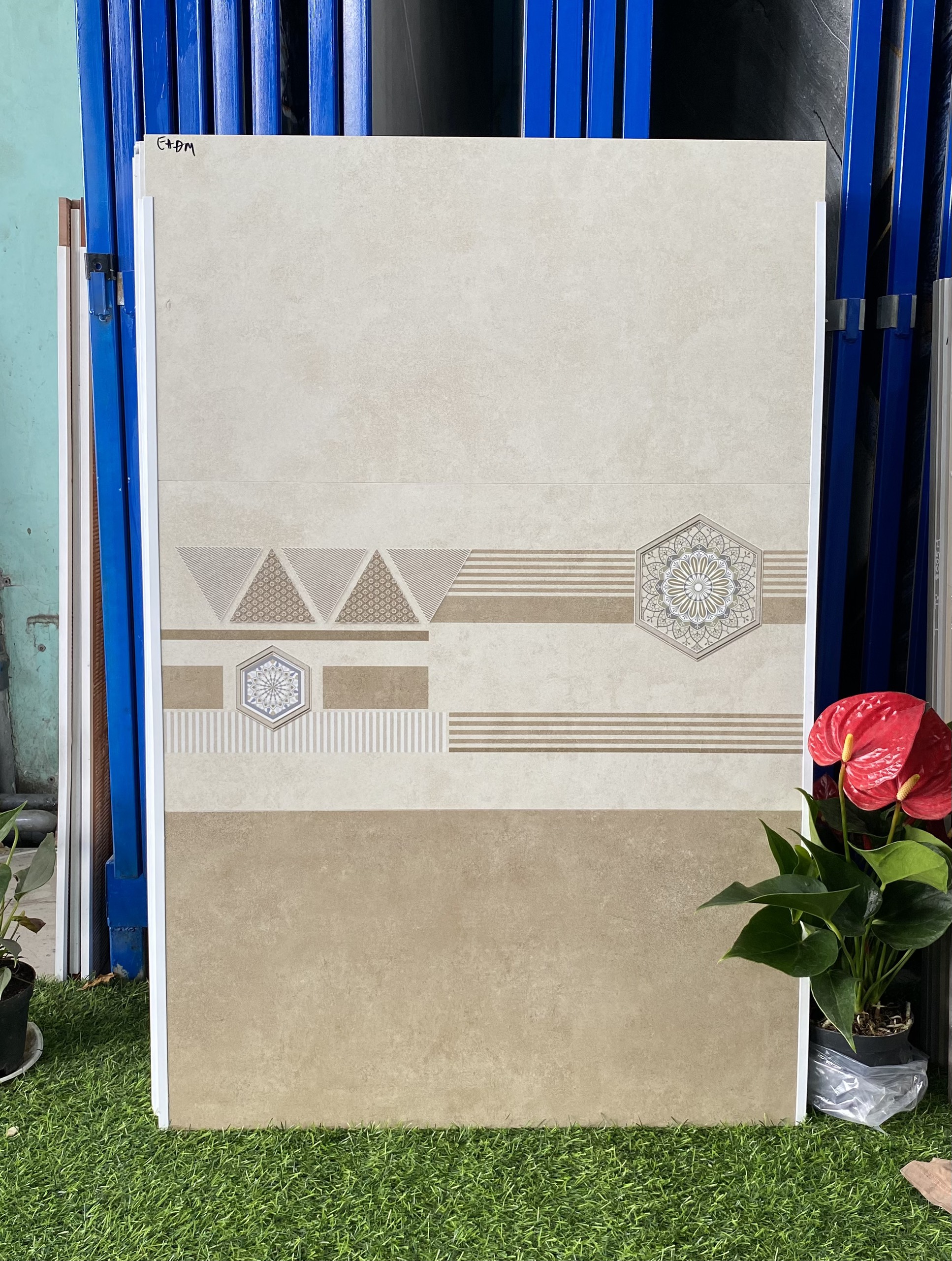 gach-op-tuong-30x60-phong-khach