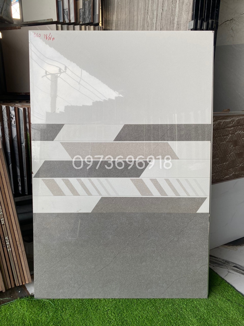 gach-op-tuong-30x60-phong-khach