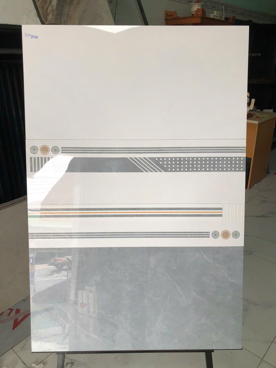 gach-op-tuong-40x80-nha-ve-sinh